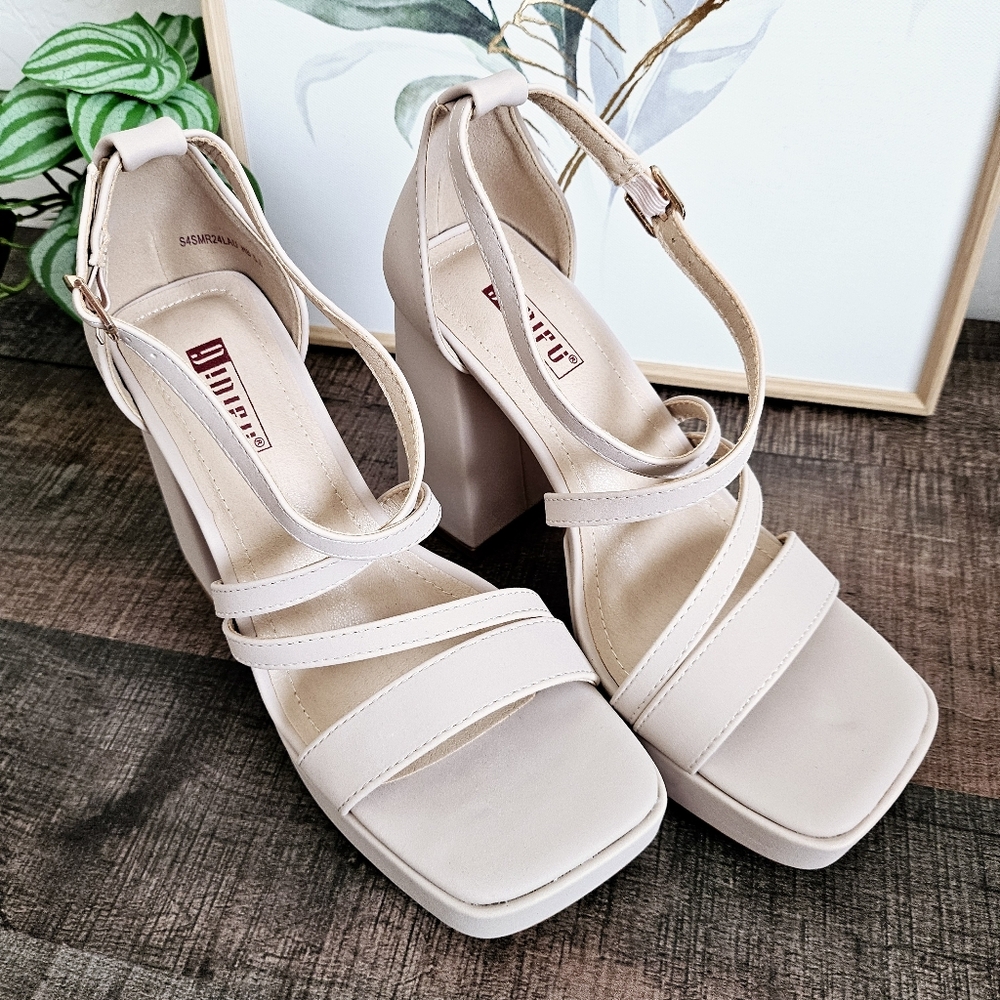 🆕️Elegant Beige Strappy Heels With Chunky Insole SZ 5.5